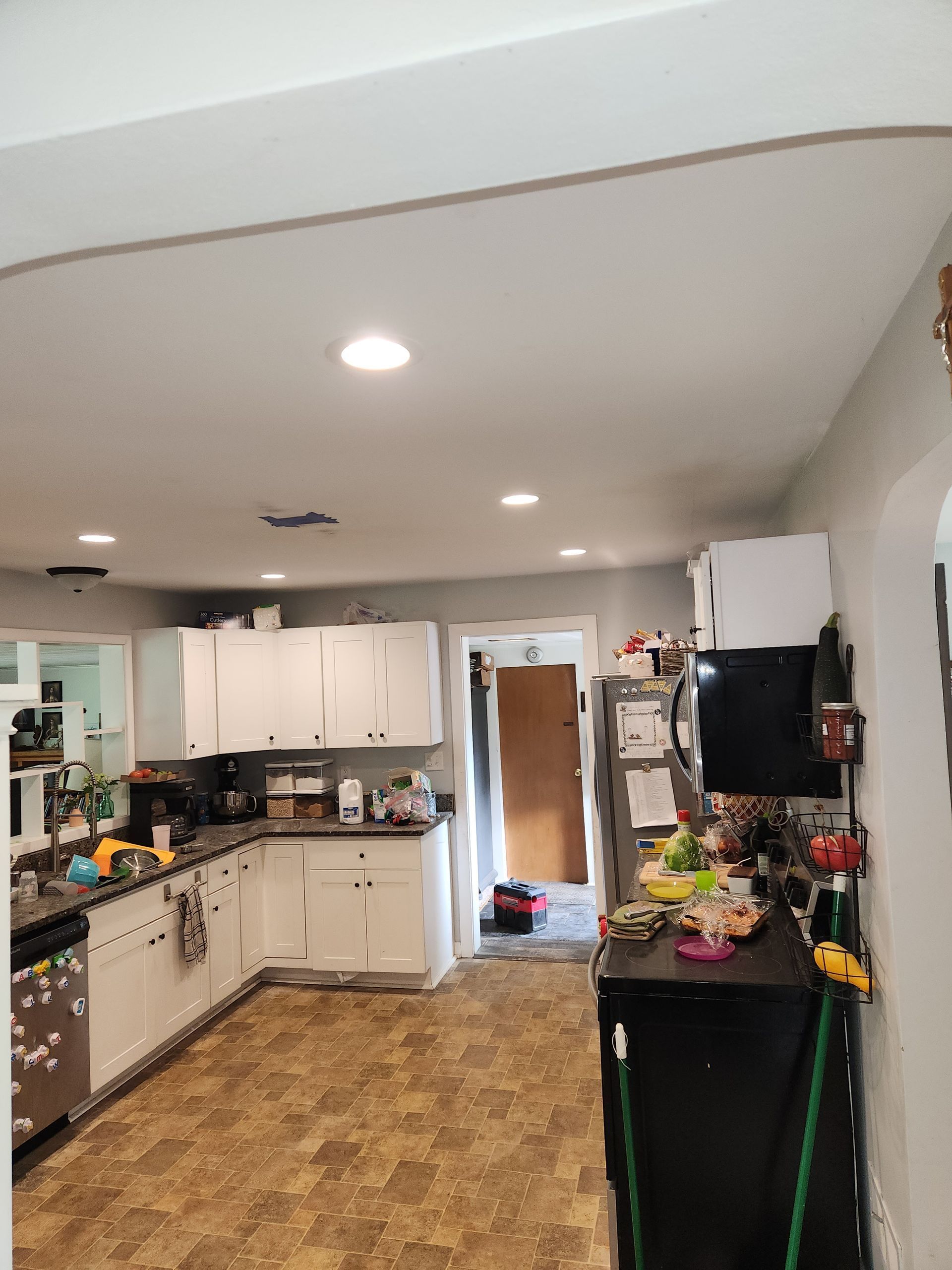 kitchen-with-recessed-lighting