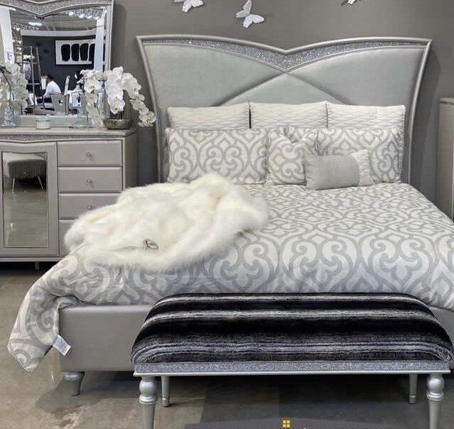 Light gray patterned bed set