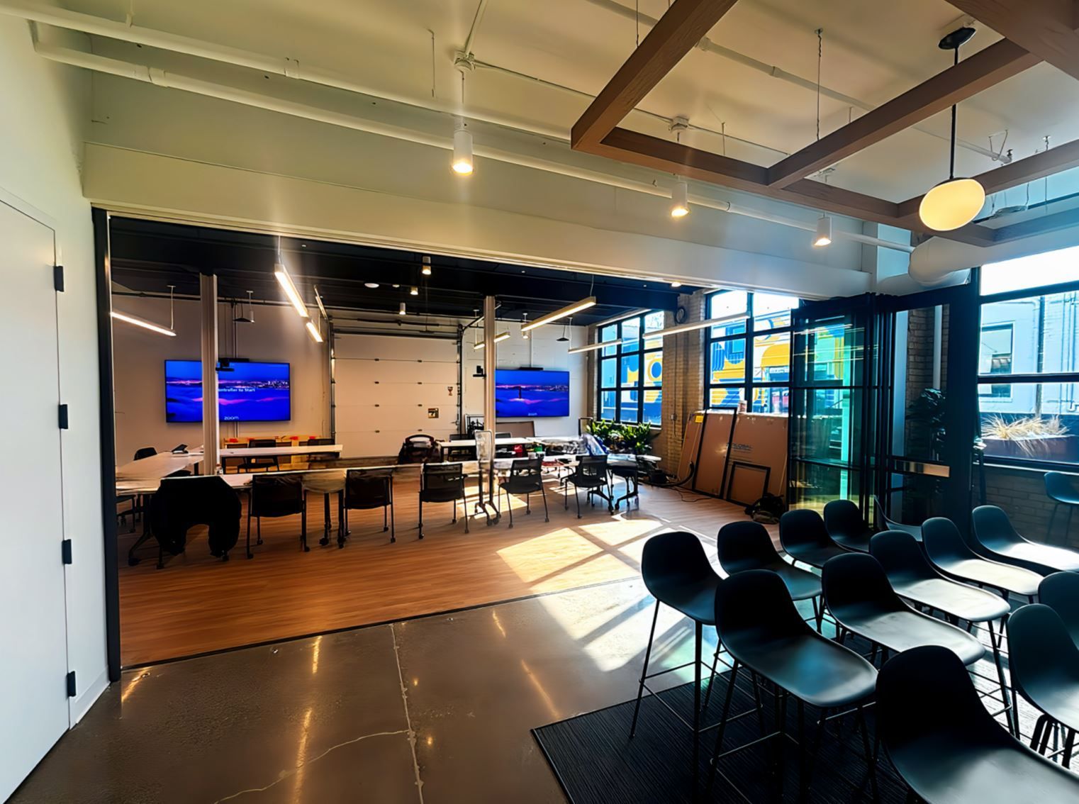 Livefront's Hospitality Lounge | Where Transparency, Acoustics & Flexibility Align w l hall company 7