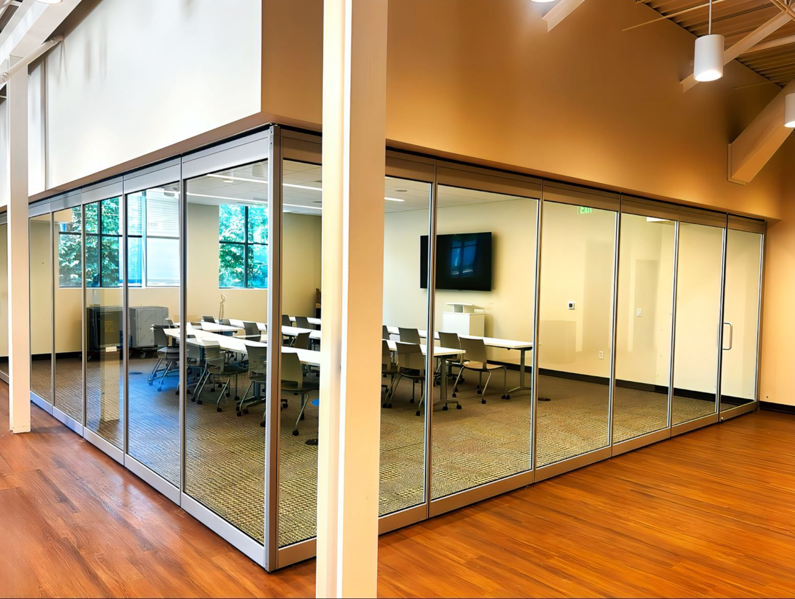 Zero-Post Corners Bring Flexibility and Impact to Hornig's New Headquarters Conference Room w l hall company 17