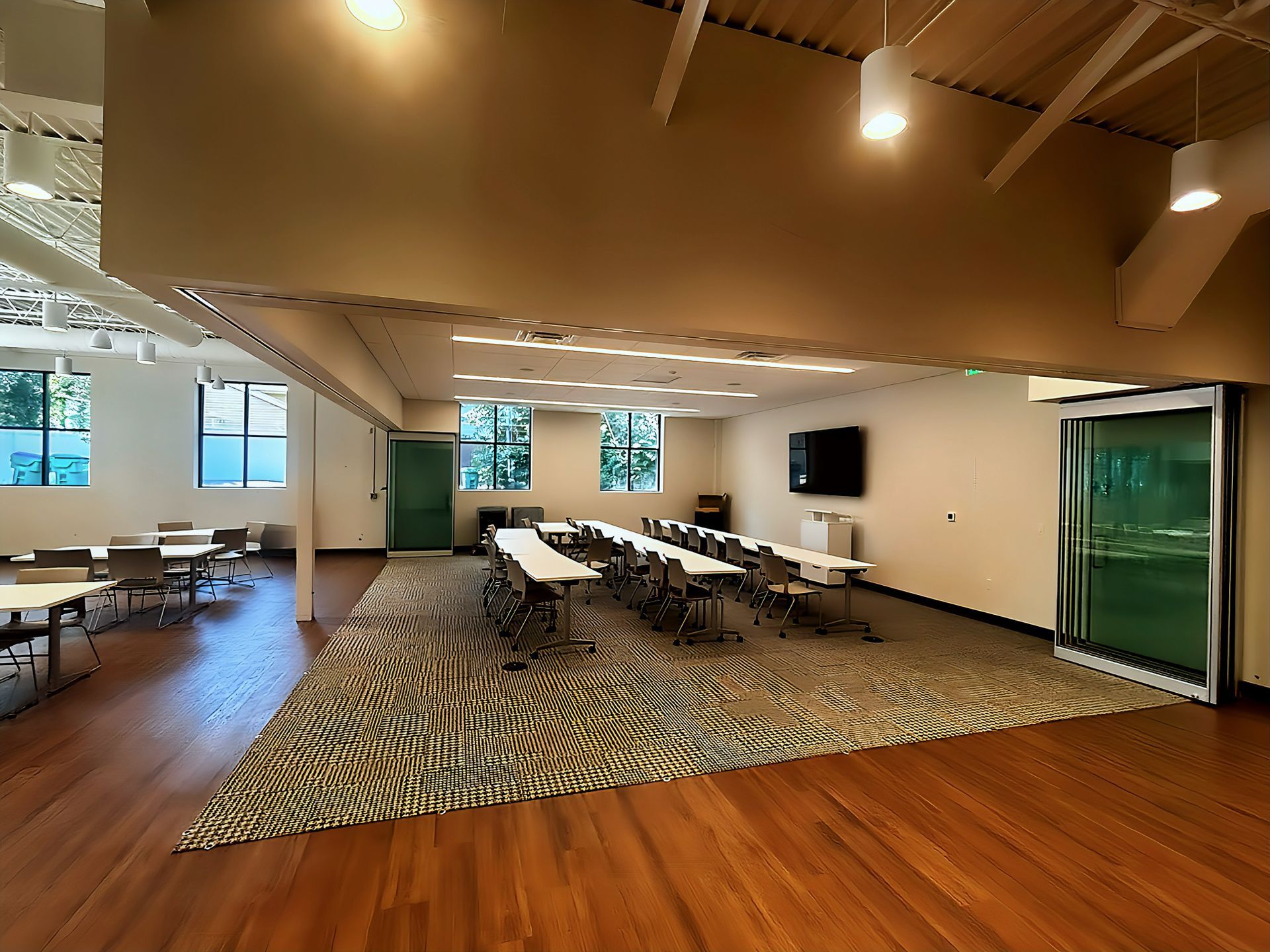 Zero-Post Corners Bring Flexibility and Impact to Hornig's New Headquarters Conference Room w l hall company
