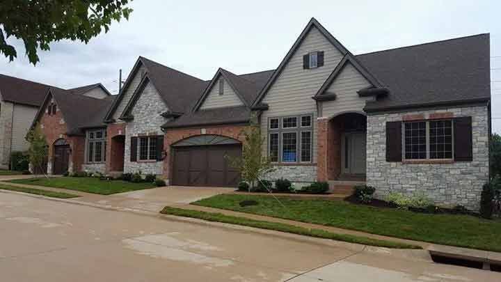 A row of houses are lined up next to each other in a residential area.