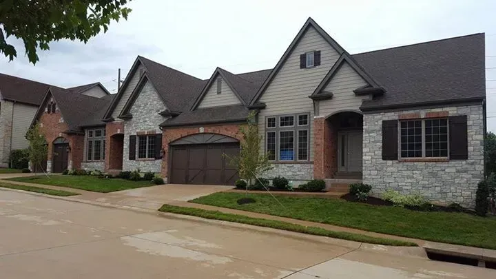 A row of houses are lined up in a residential area
