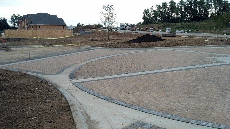 A circular driveway with a house in the background