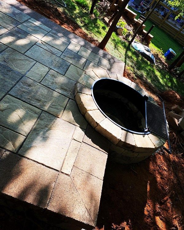 A fire pit is sitting on top of a patio.