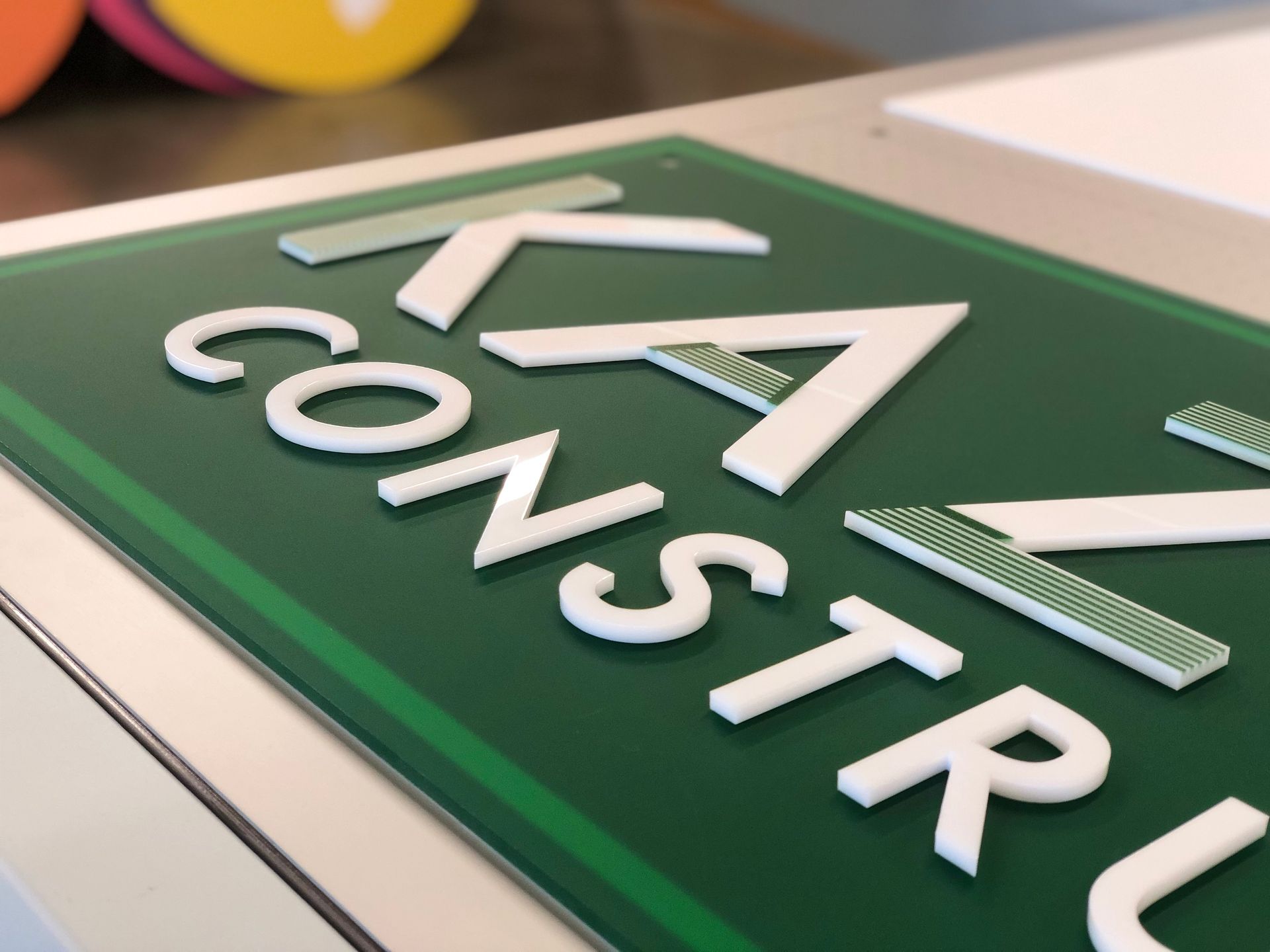 A green sign that says constru on it