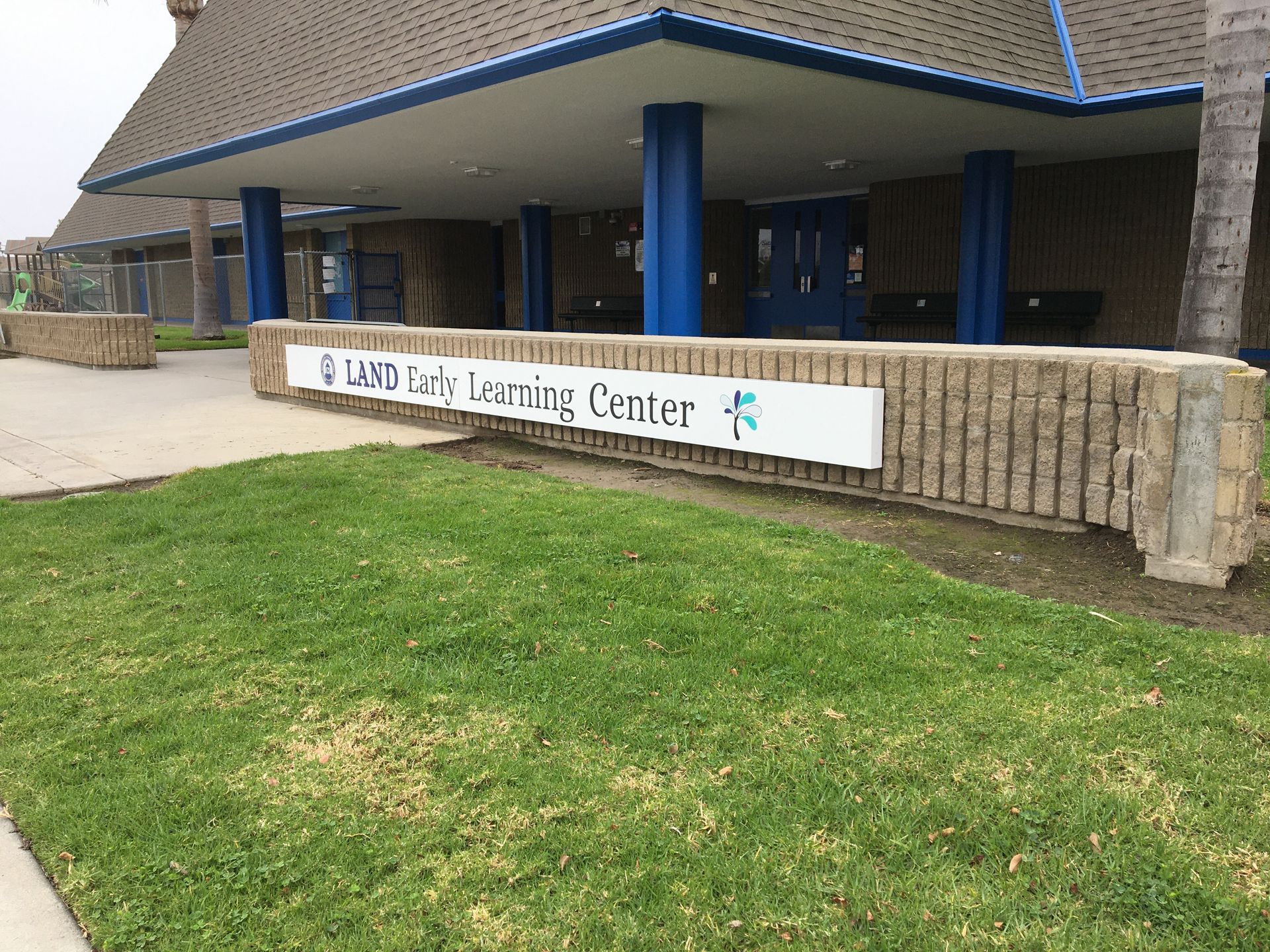 A large building with a sign in front of it that says learning center.