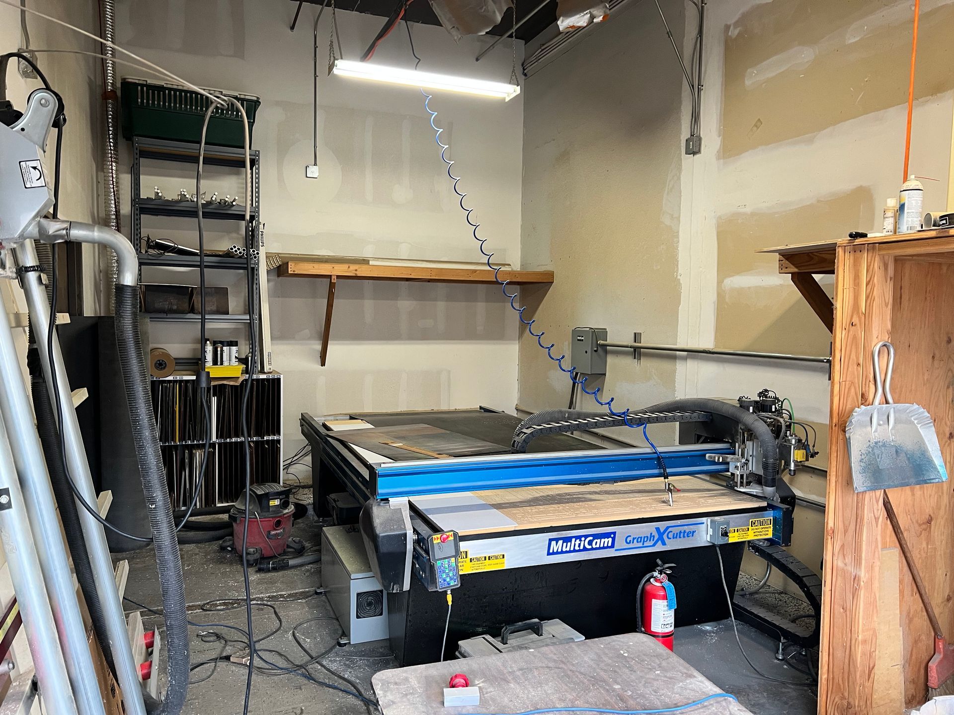 A room with a table and a fire extinguisher in it