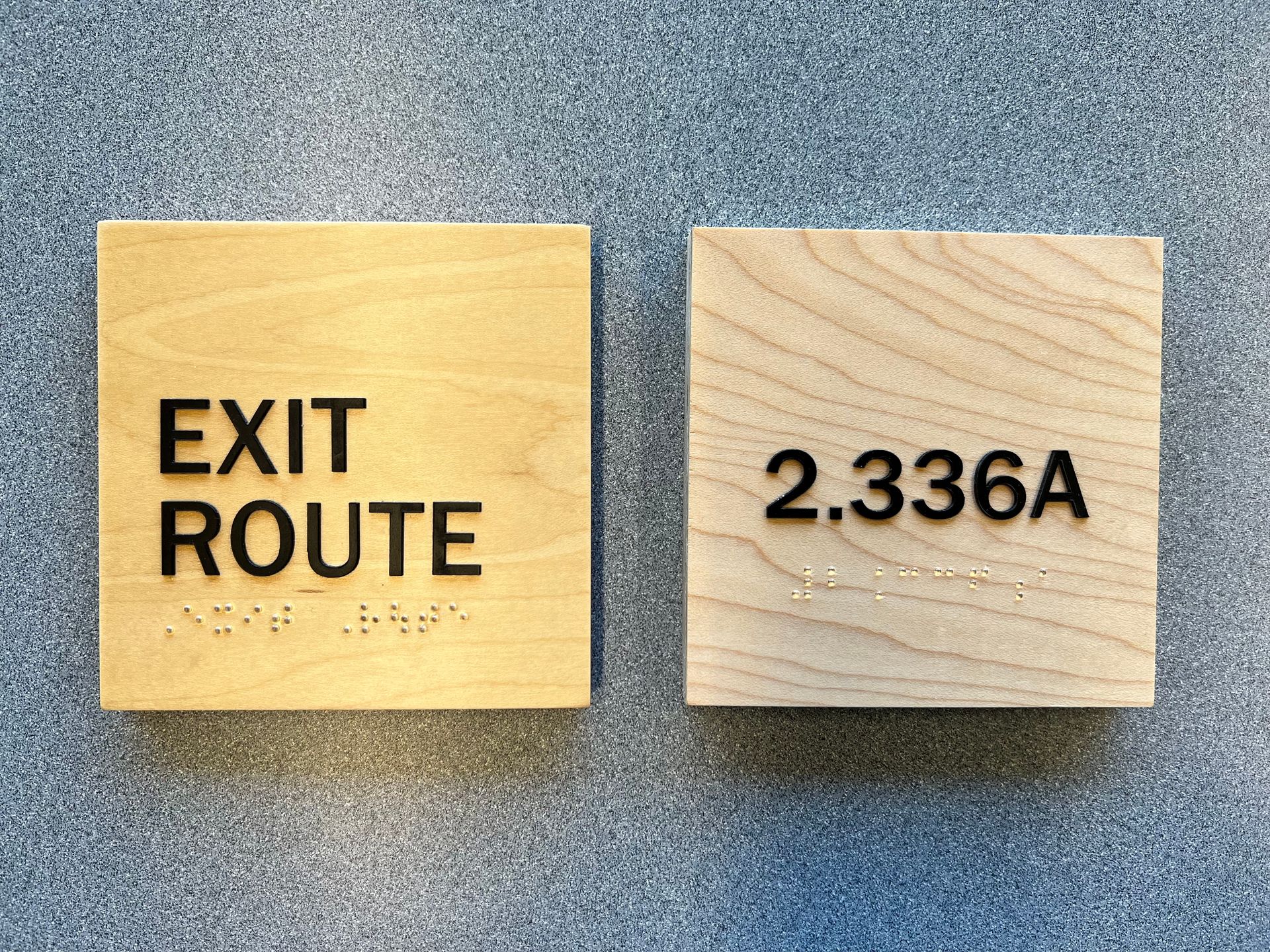 A wooden sign that says exit route on it