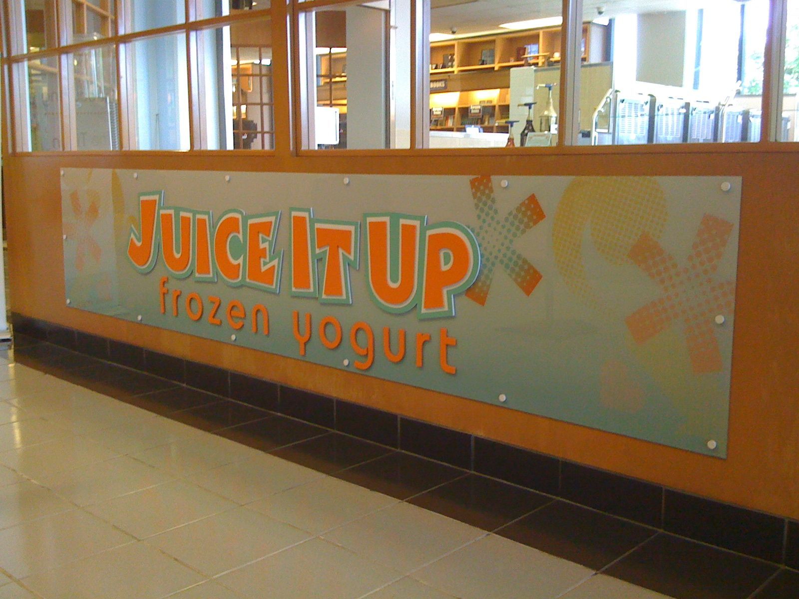 A sign for juice it up frozen yogurt