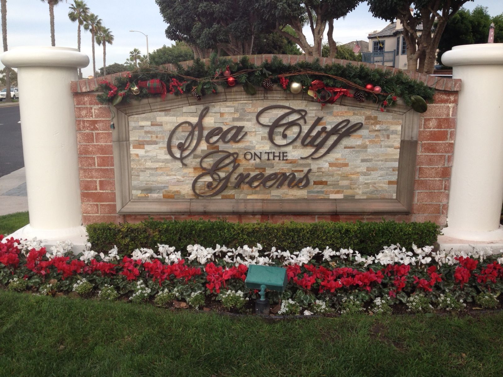 A sign that says sea cliff on the greens