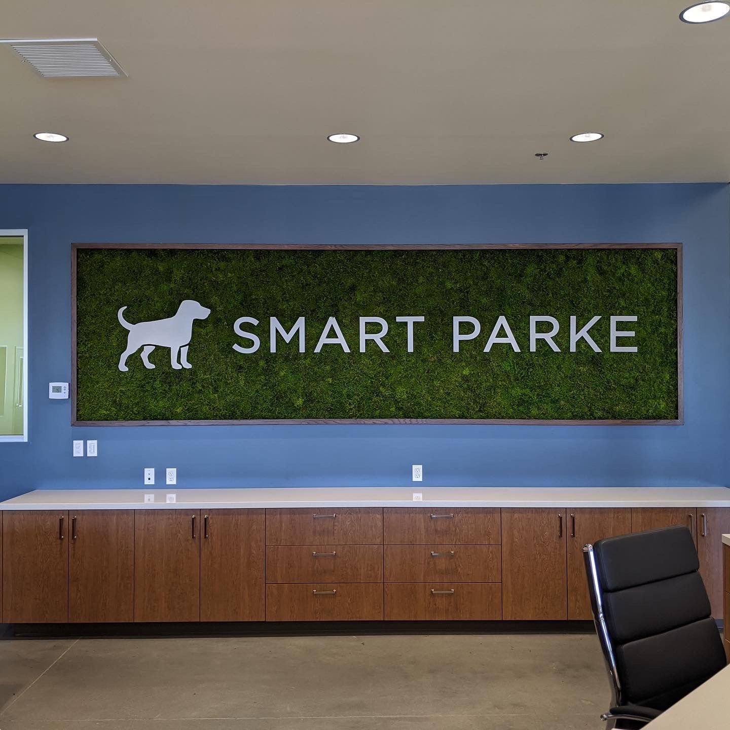 A blue wall with a picture of a dog and the words smart parke