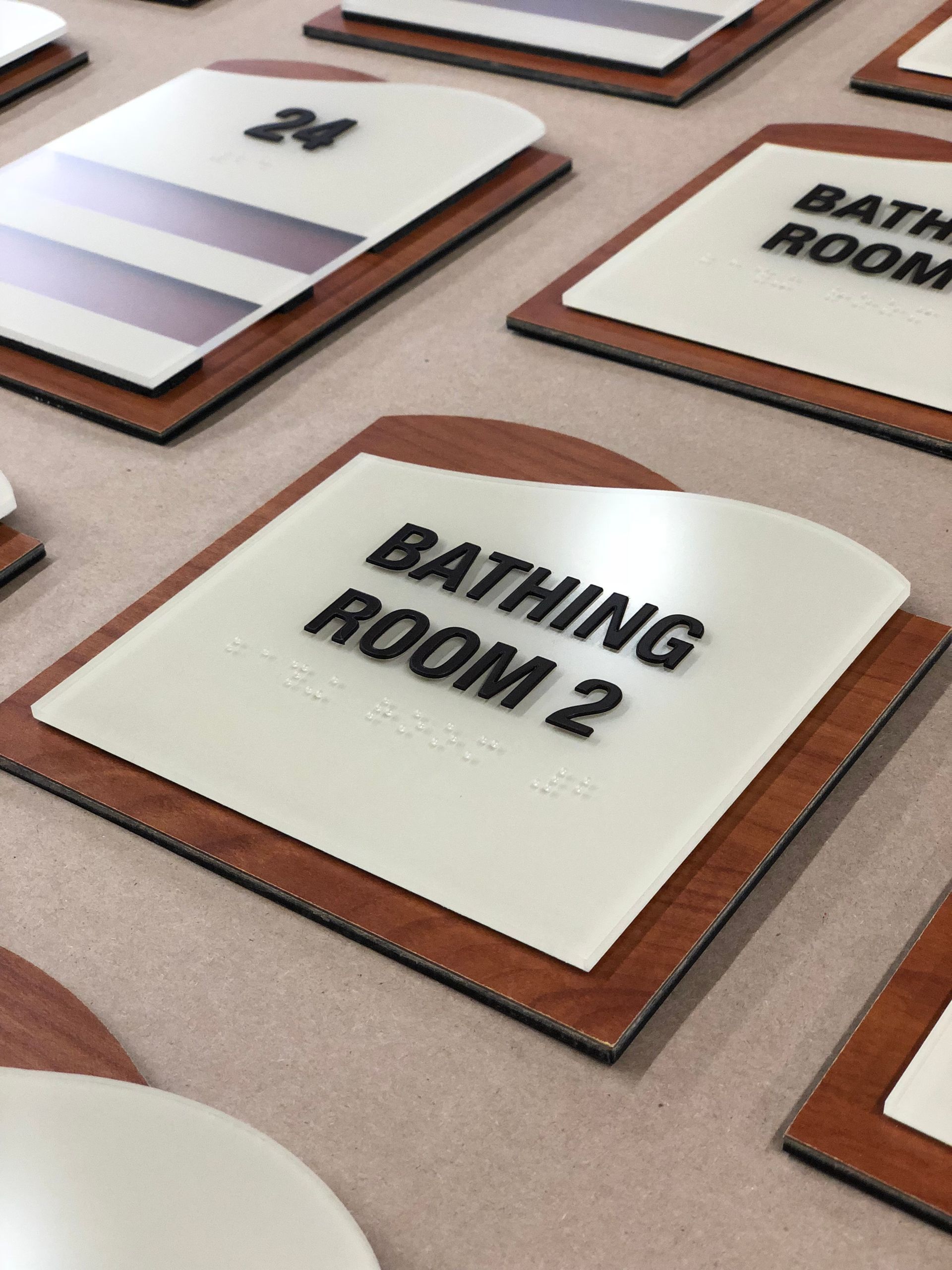 A bathroom sign that says bathing room 2 on it