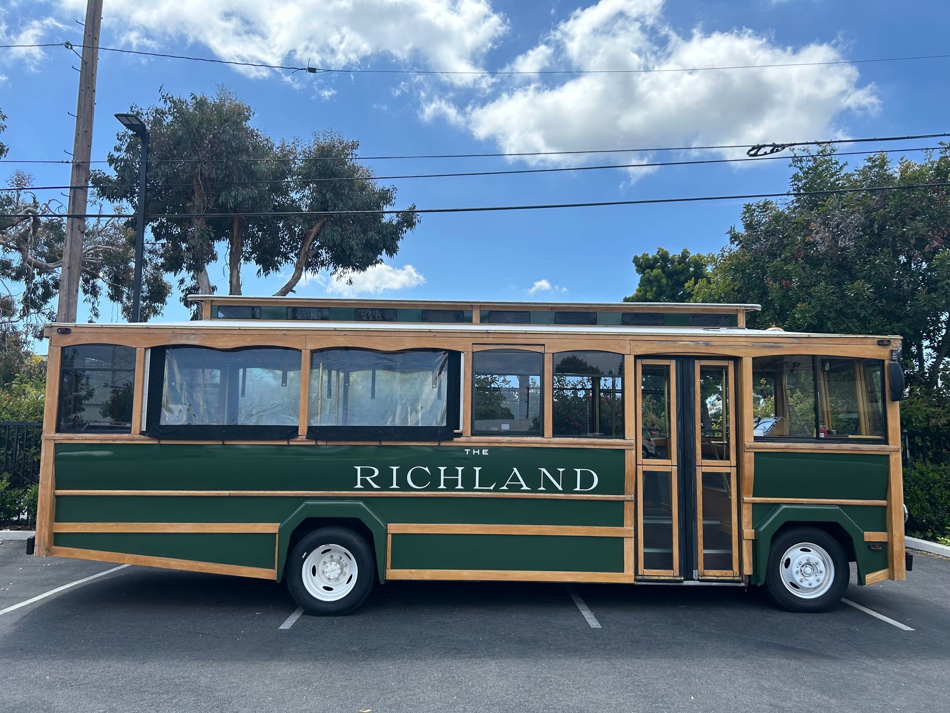 A green bus that says richland is parked in a parking lot