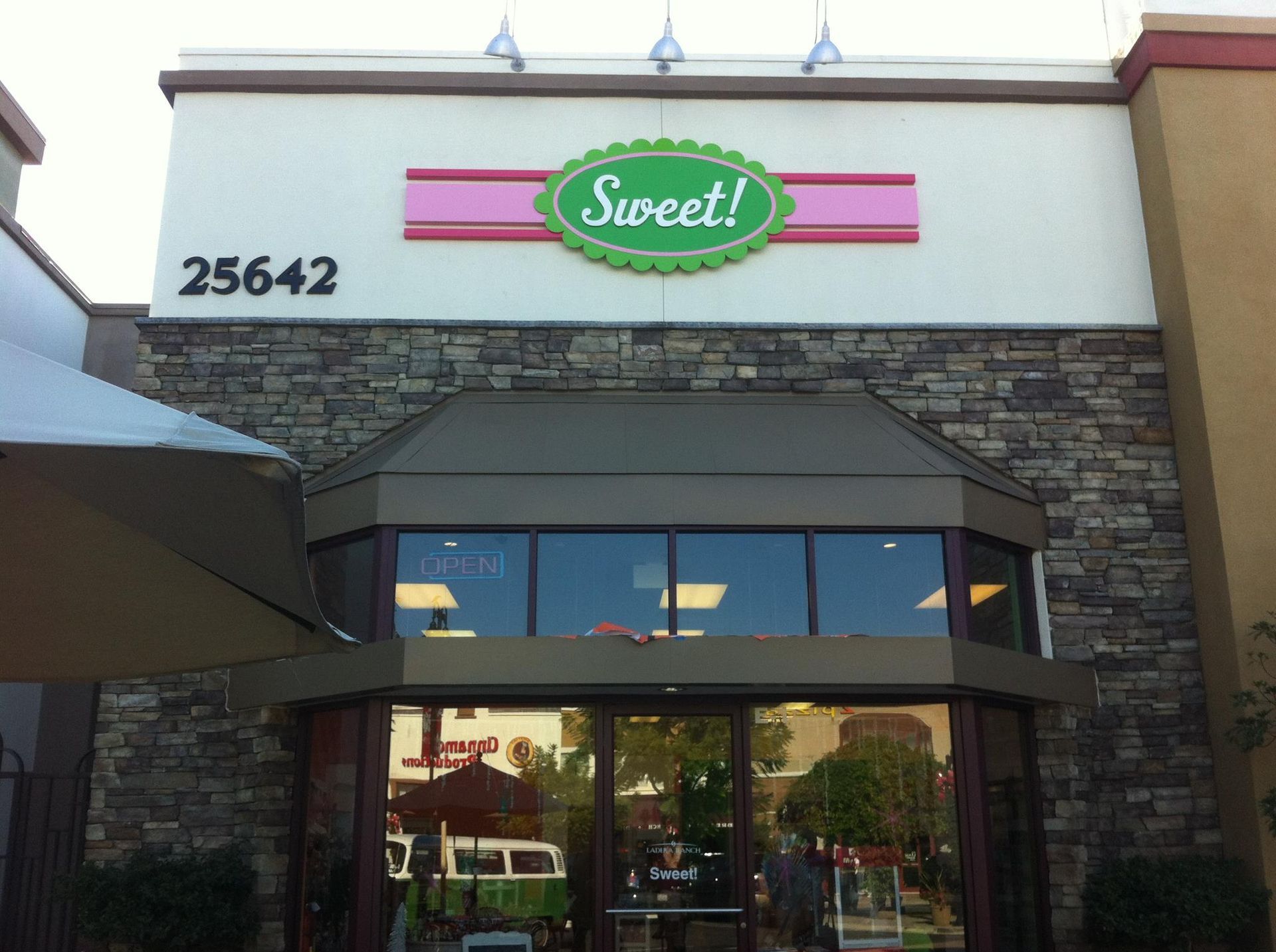 A store front with a sign that says sweet on it