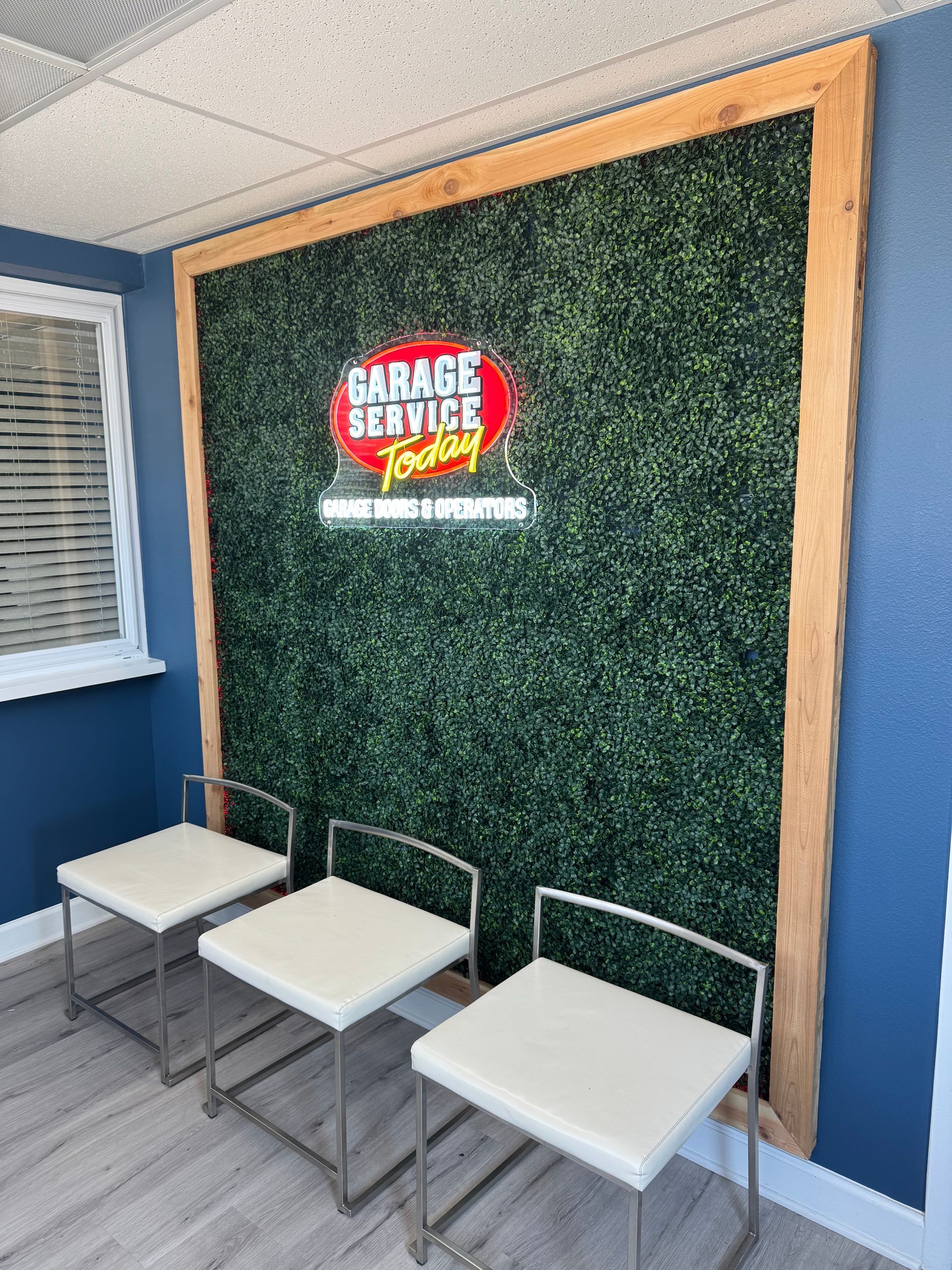 A waiting room with three chairs and a sign that says garbage service today