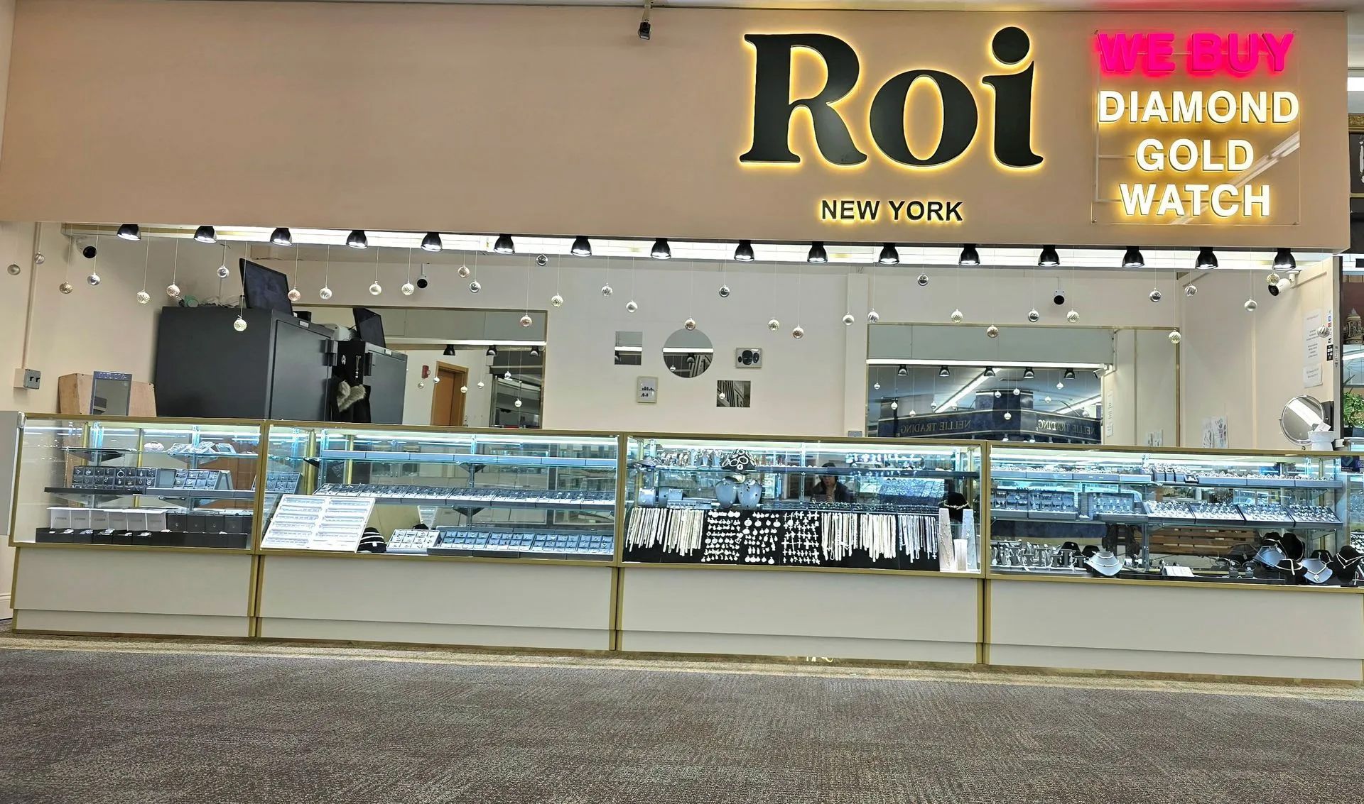 A store called roi sells diamonds, gold, and watches.