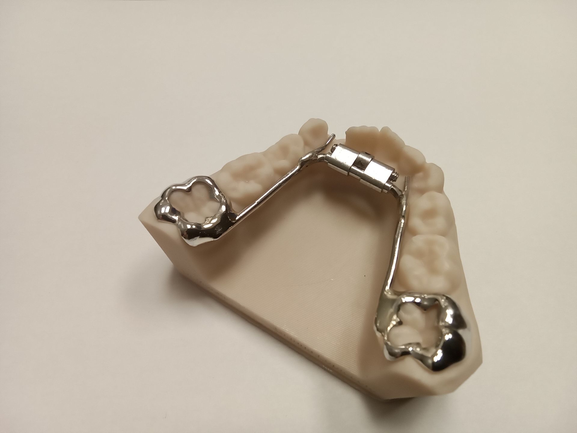 An orthodontic compact expander