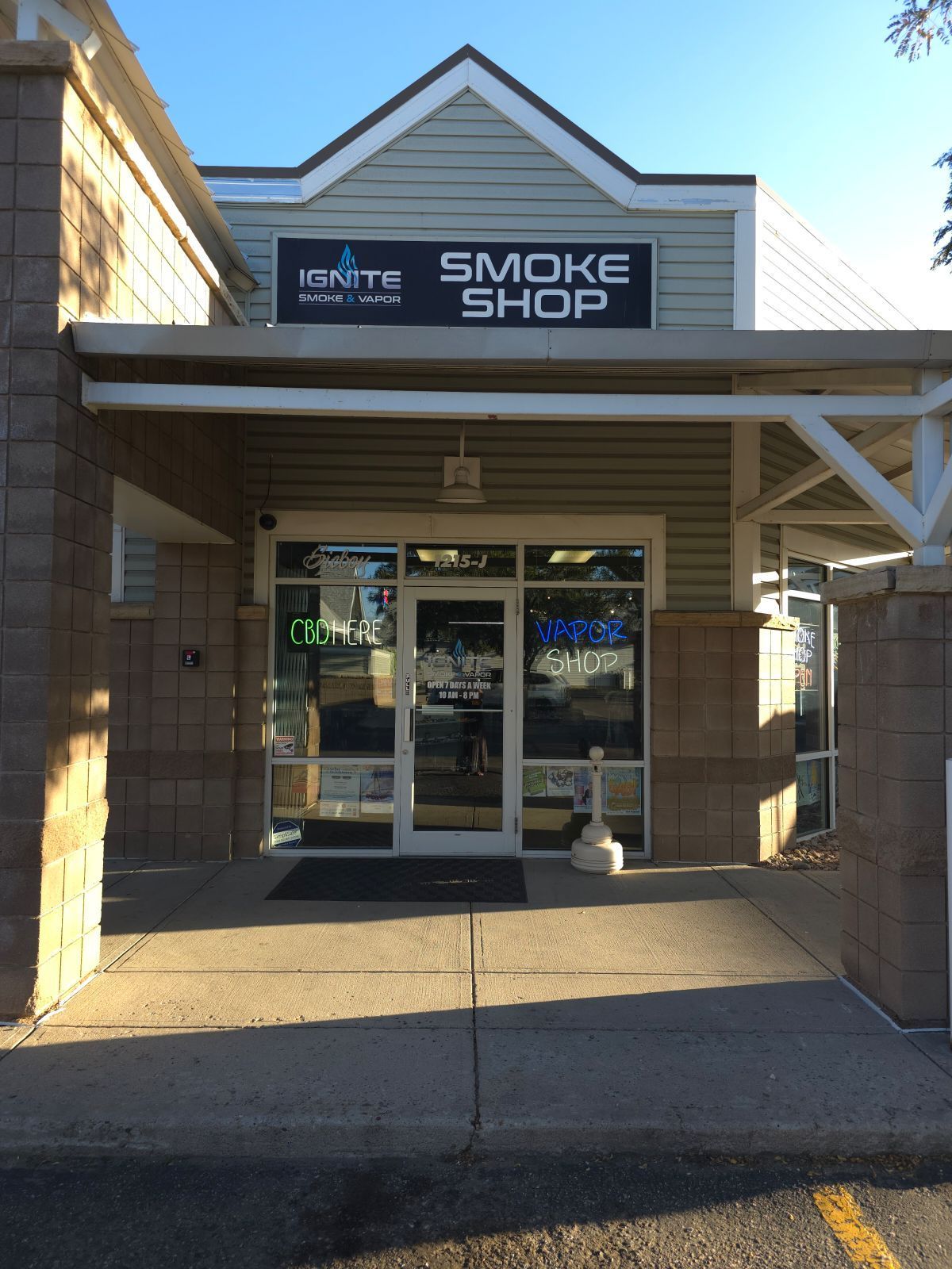A smoke shop with a sign that says smoke shop