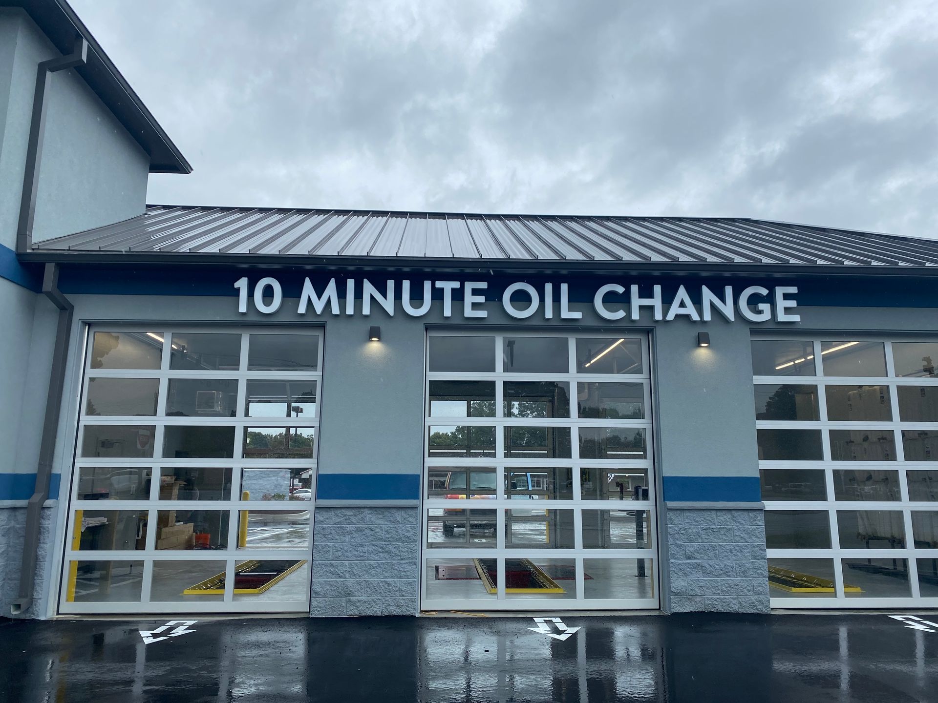 a garage with a sign