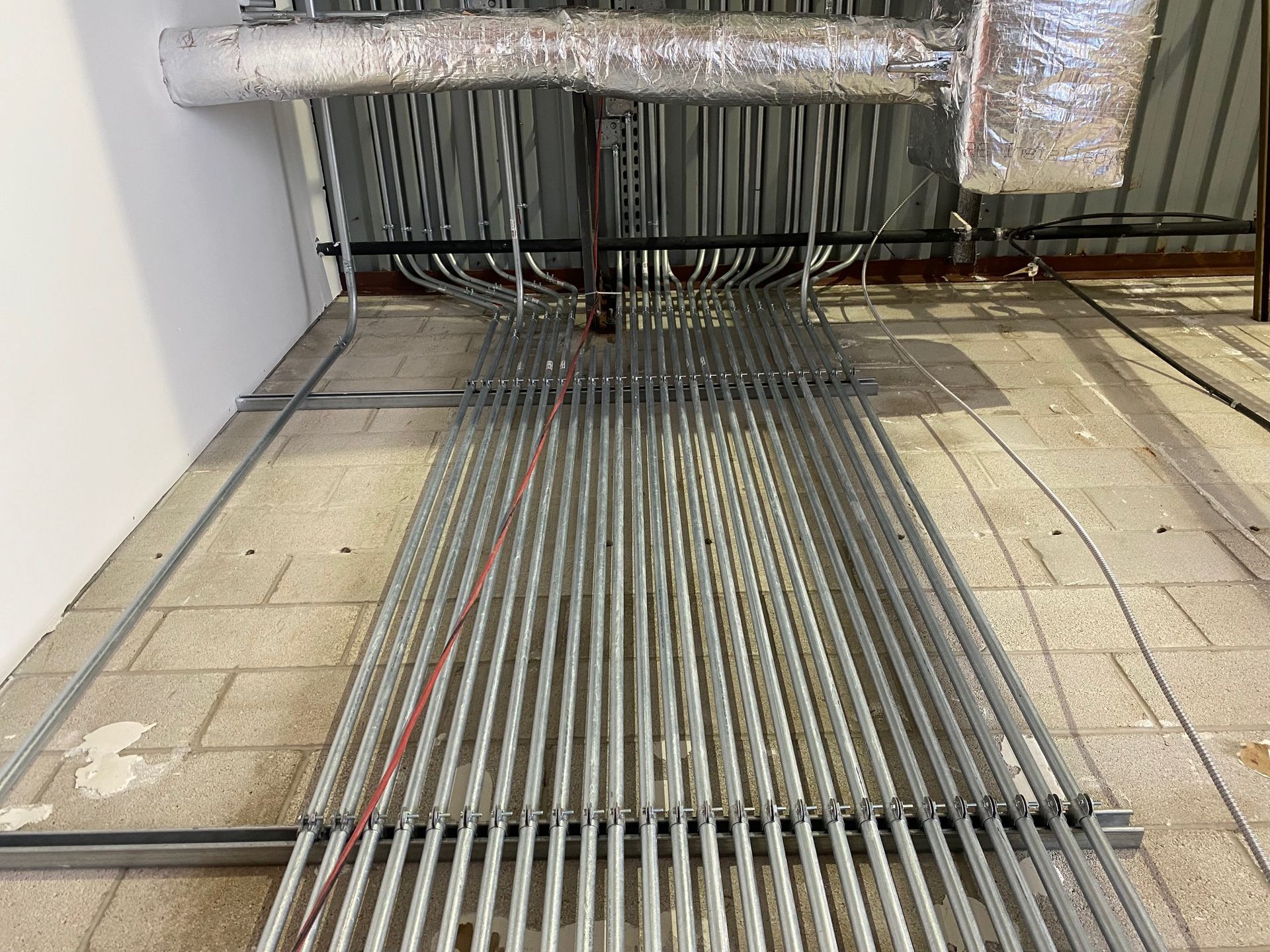 a bunch of metal pipes are laying on the floor in a room