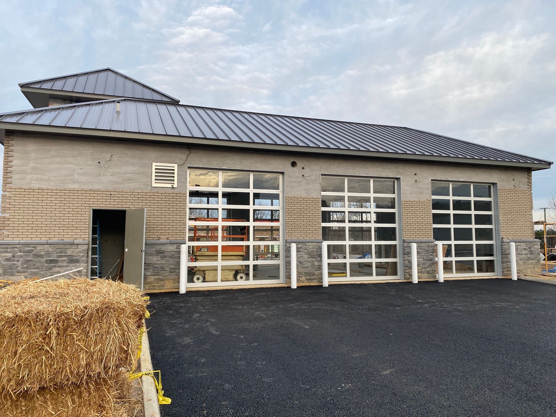 a building with a roof that has the letter w on it