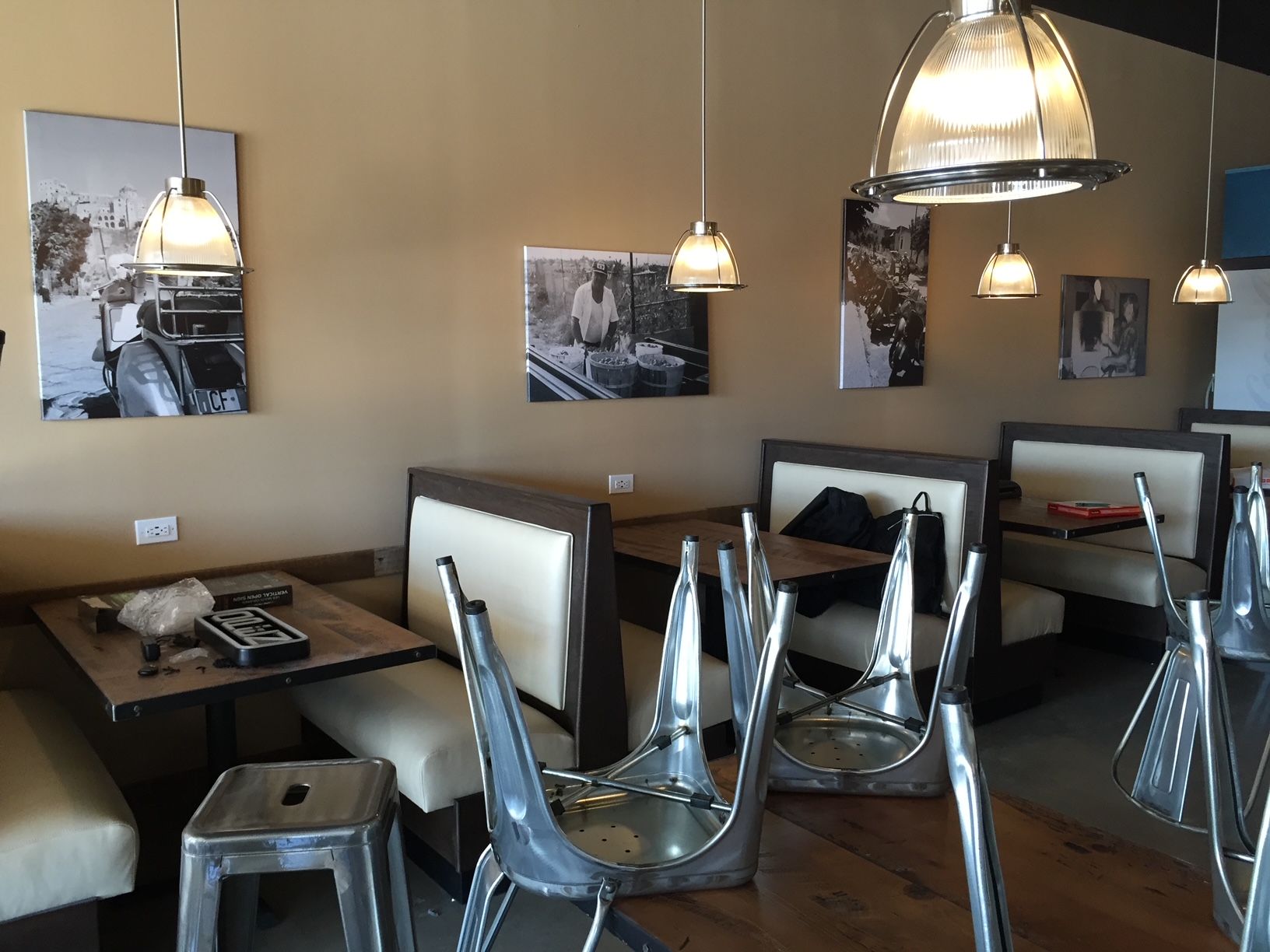 a restaurant with tables and chairs that are empty