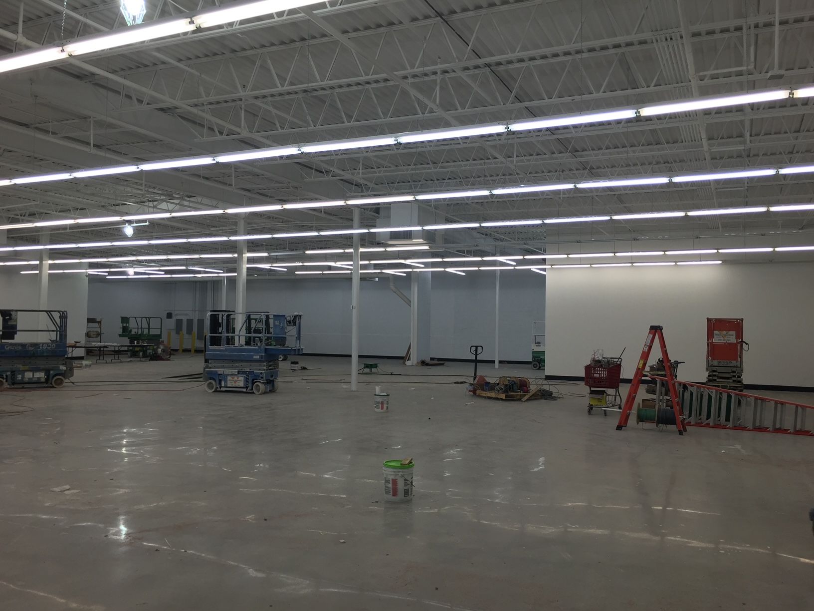 a large empty room with a lot of lights on the ceiling 