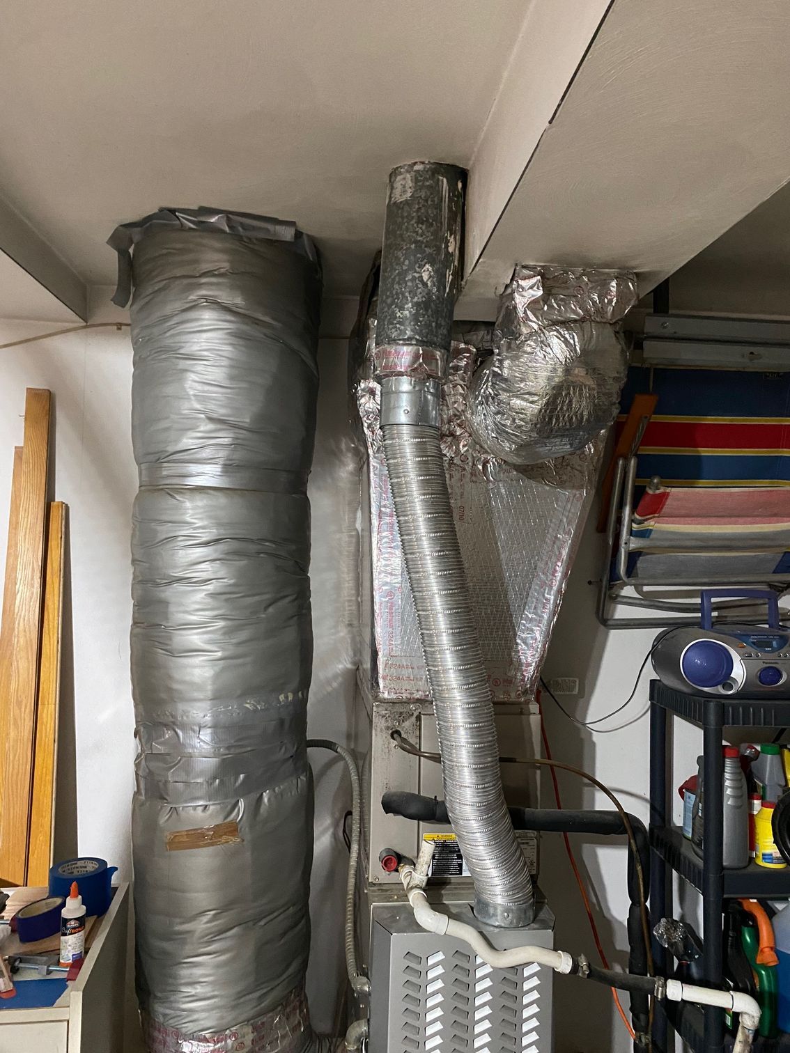 a bunch of pipes are hanging from the ceiling in a room