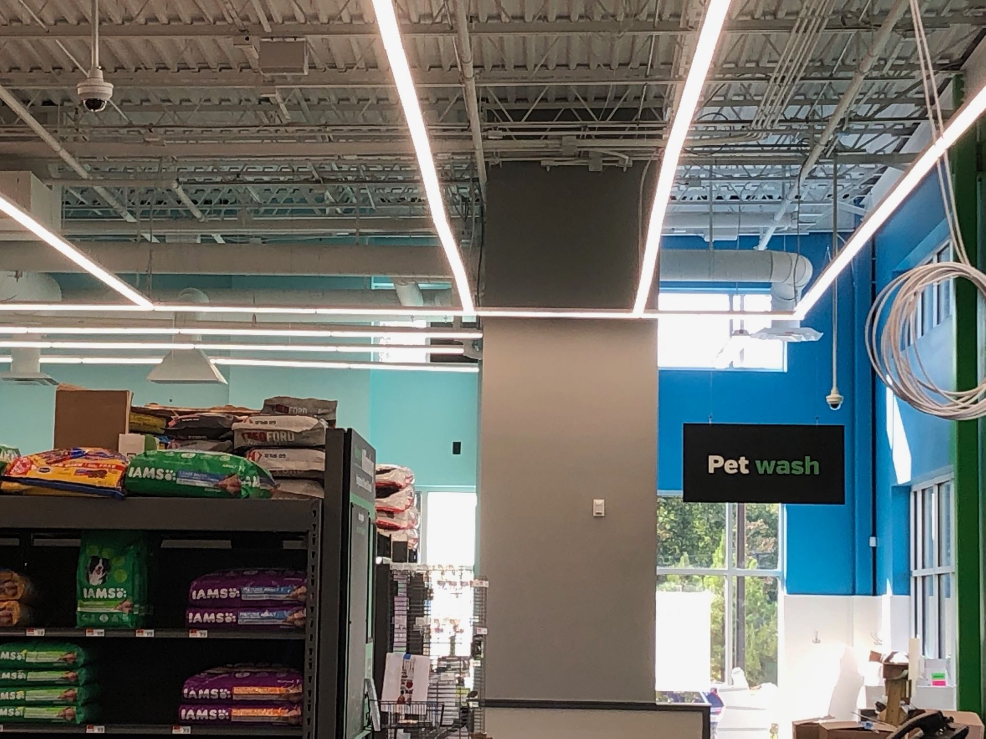 a pet store with a sign that says pet wash