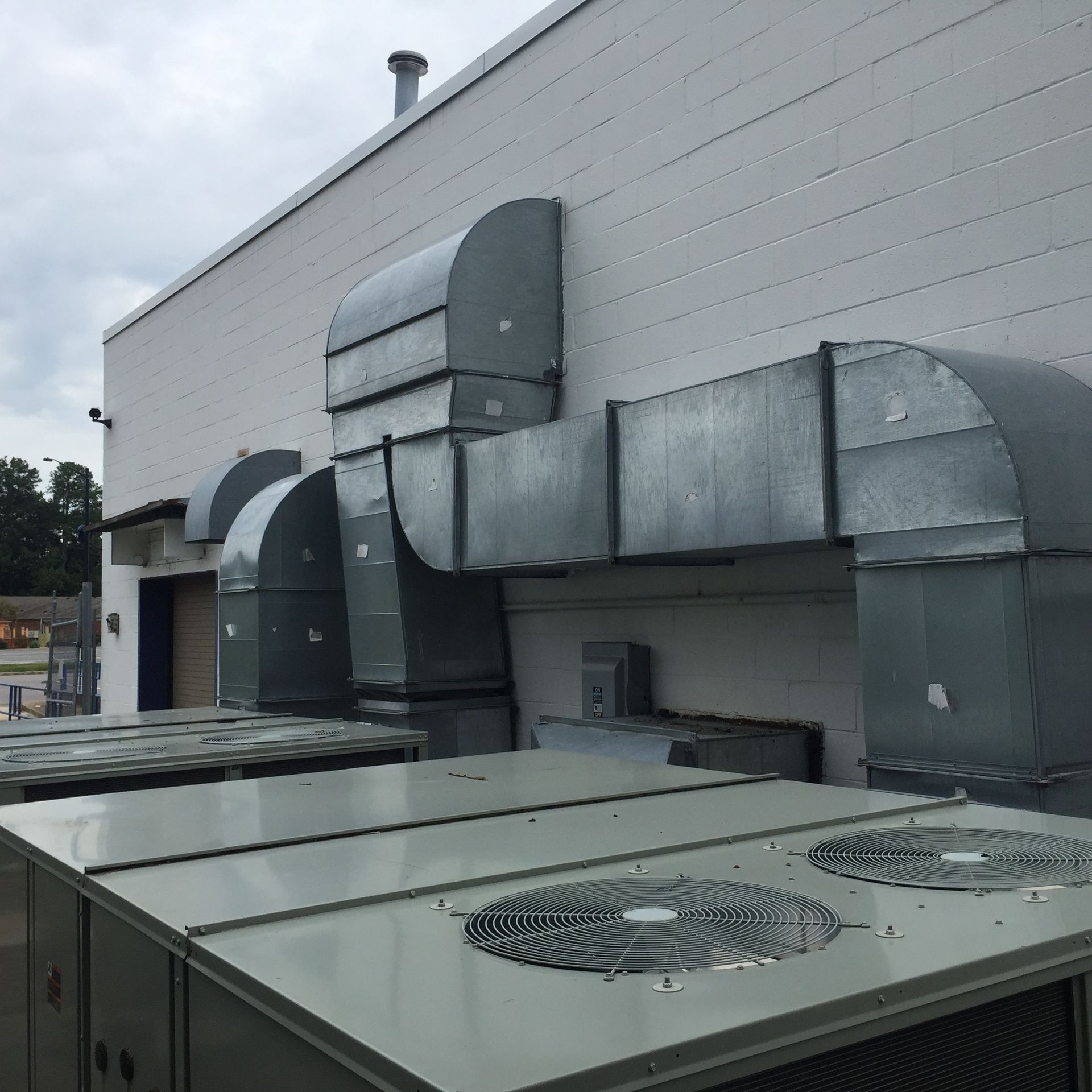 a building with a lot of air ducts on it
