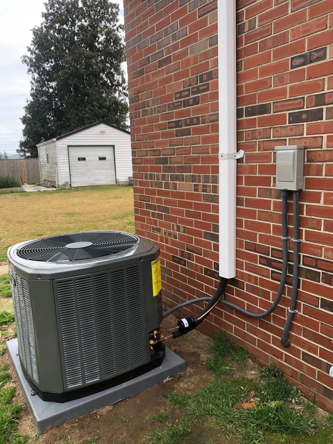 an air conditioner is sitting on the side of a brick building