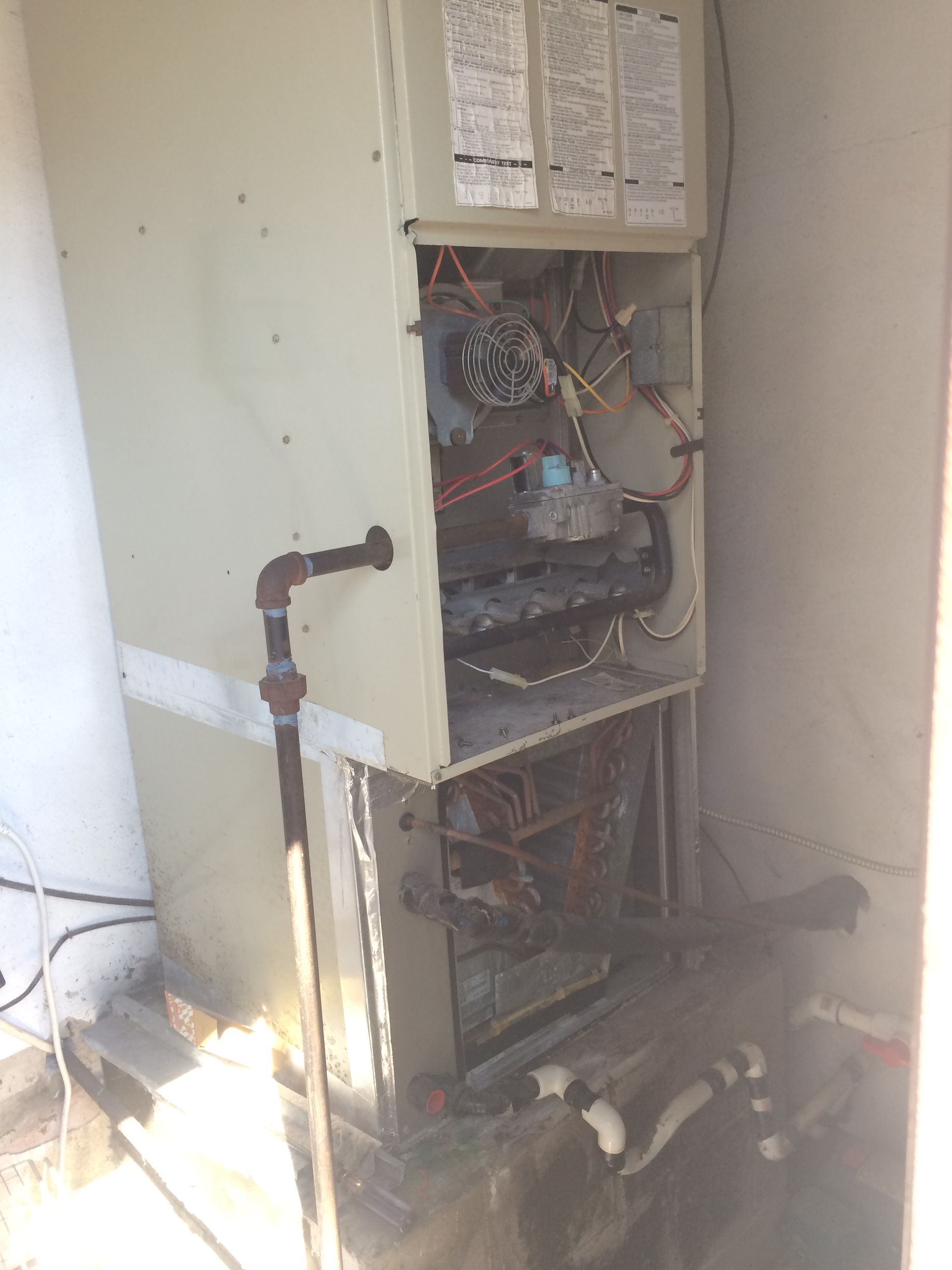 a broken air conditioner is sitting in a room next to a wall 