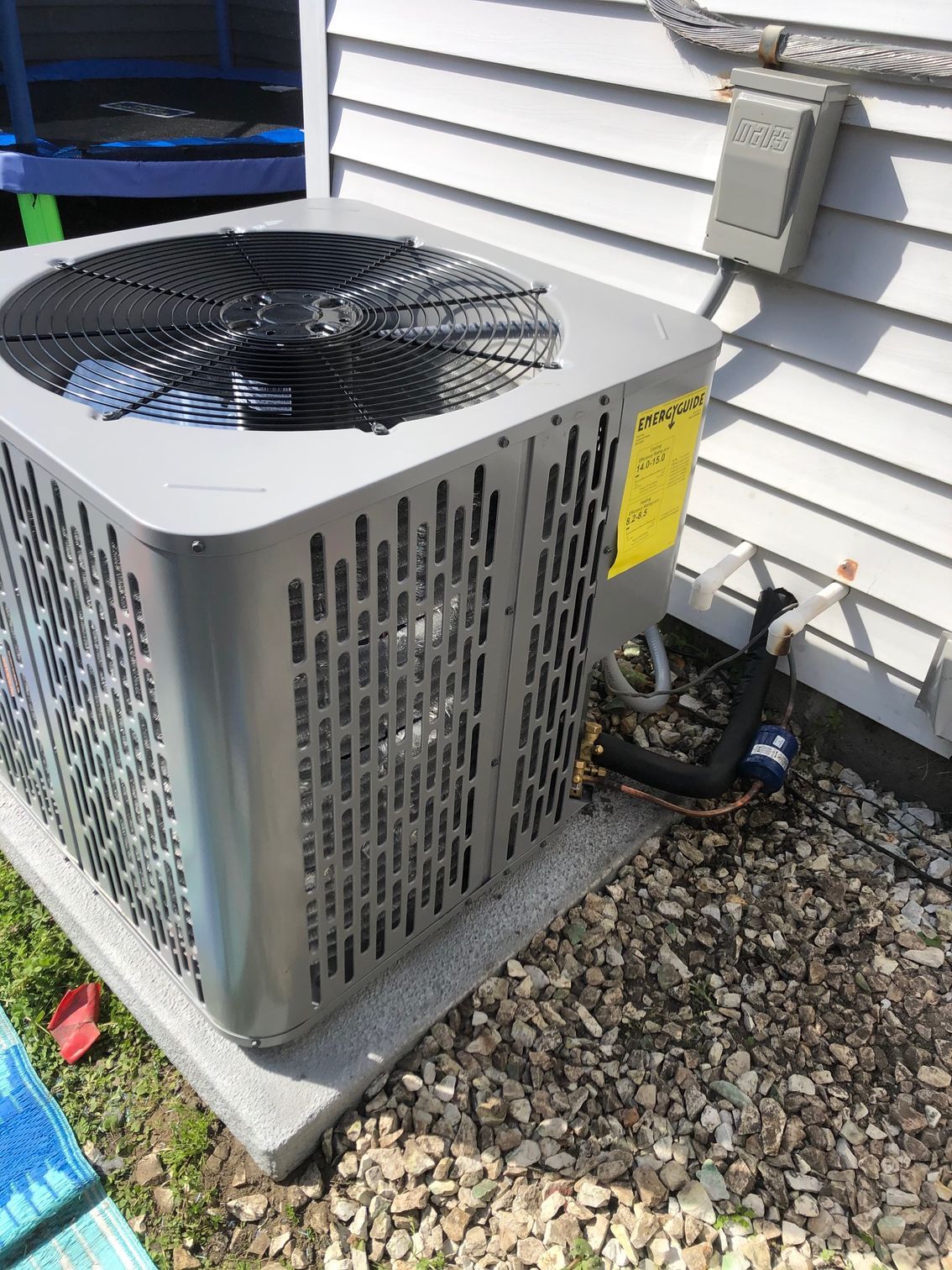 a large air conditioner is sitting on the side of a house