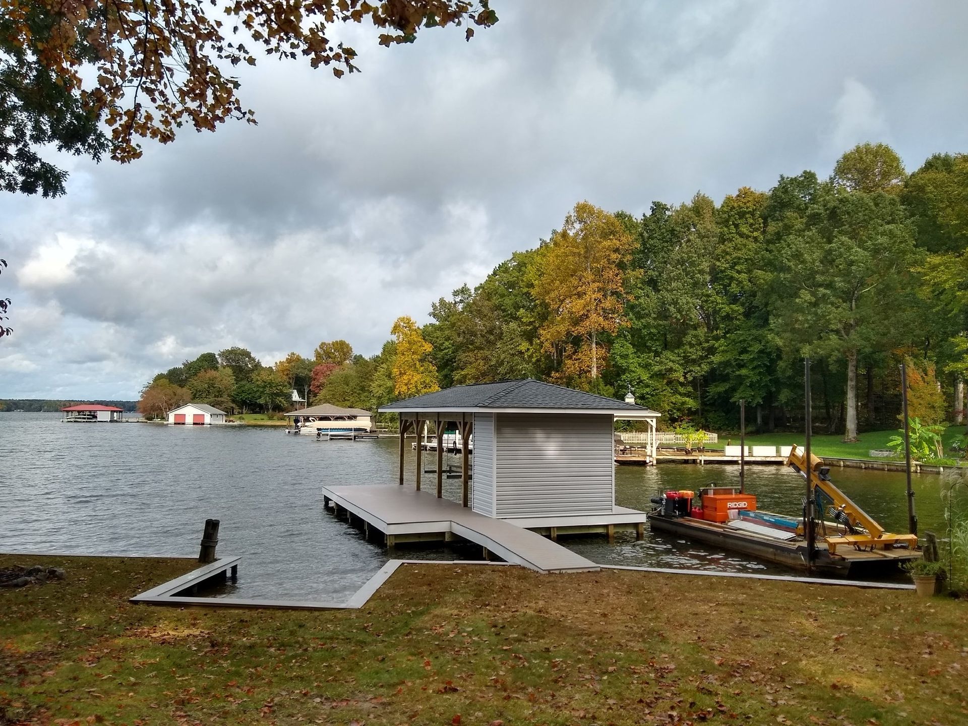 A boat is docked at a dock in the middle of a lake