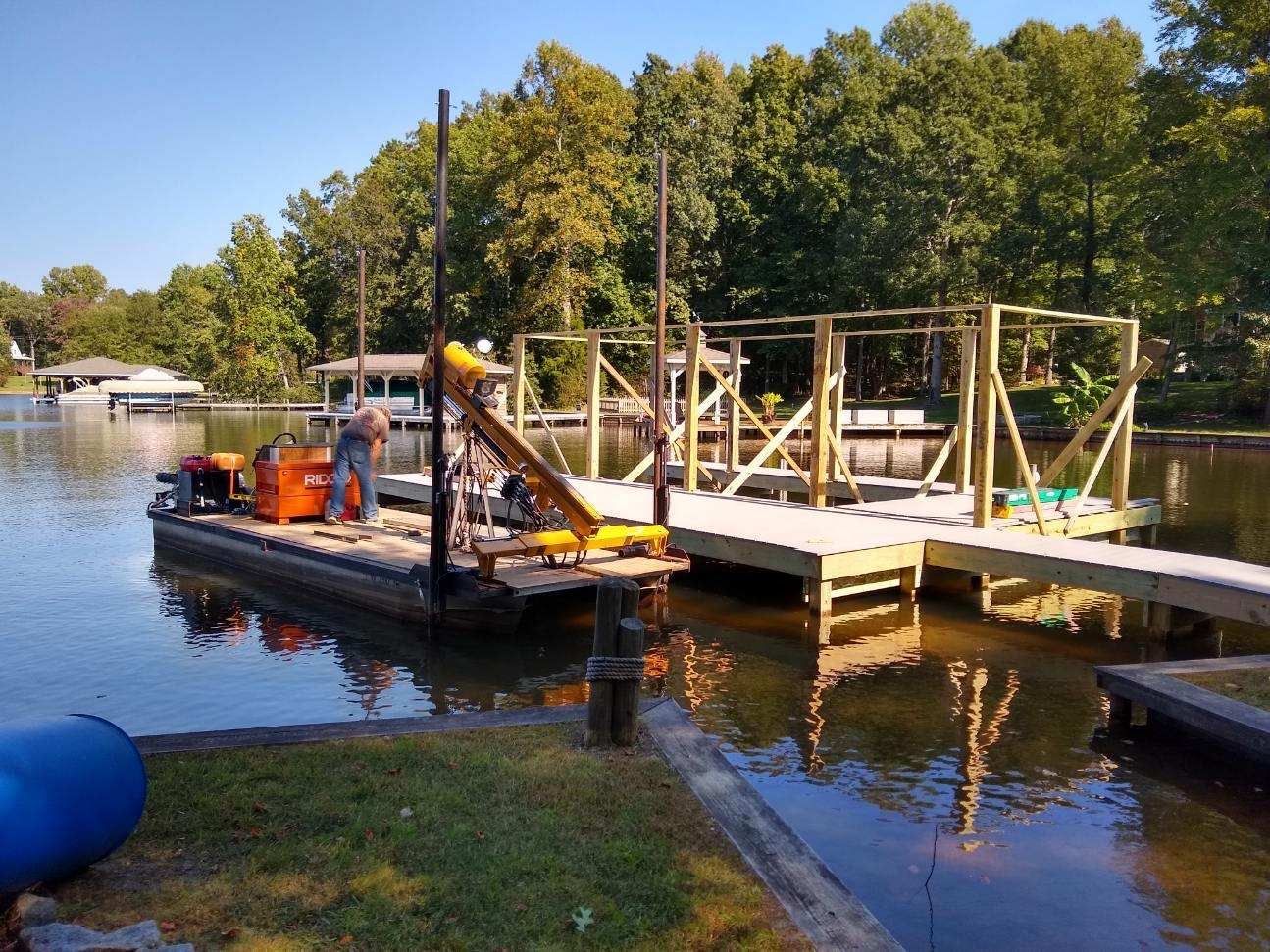 A boat is docked at a dock in the middle of a lake.