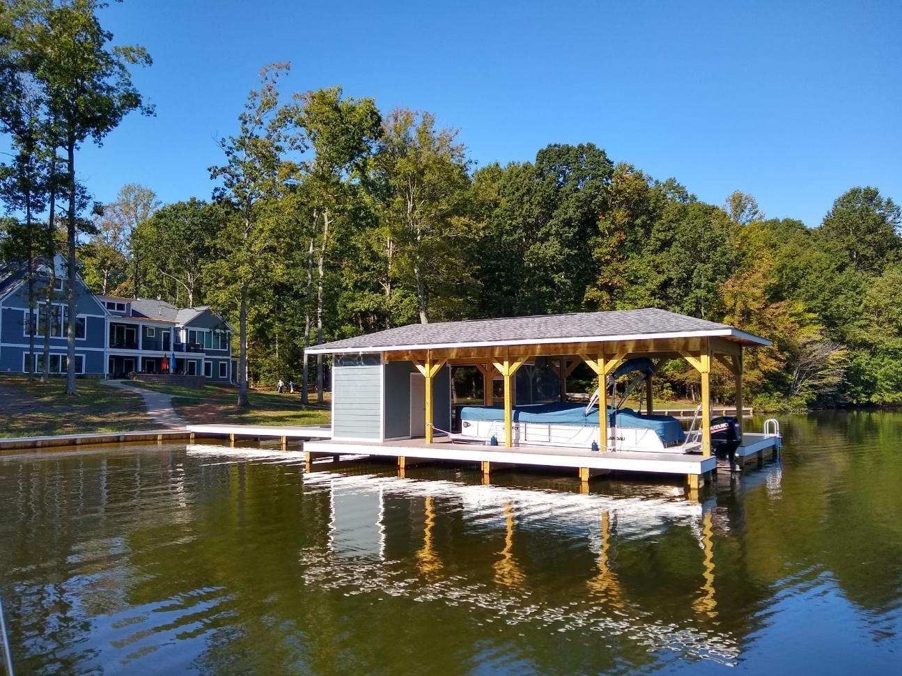 A boat is docked at a dock in the middle of a lake.