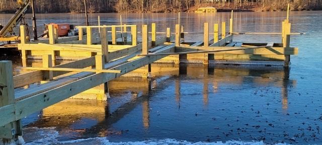 A boat is docked at a dock on a lake