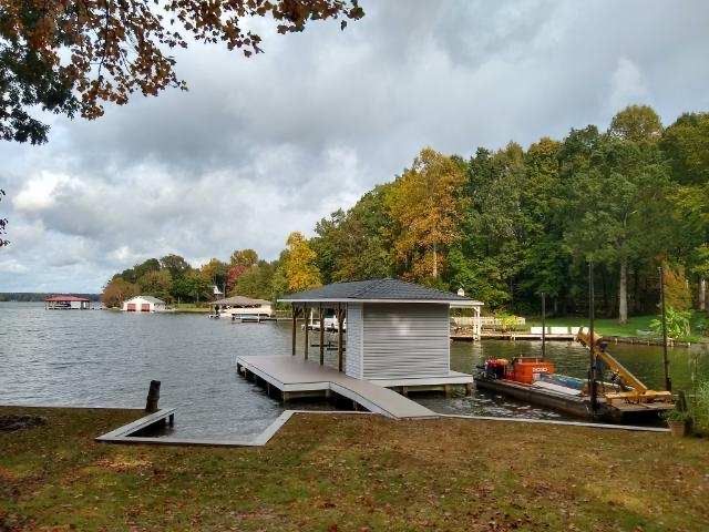 A boat is docked at a dock in the middle of a lake
