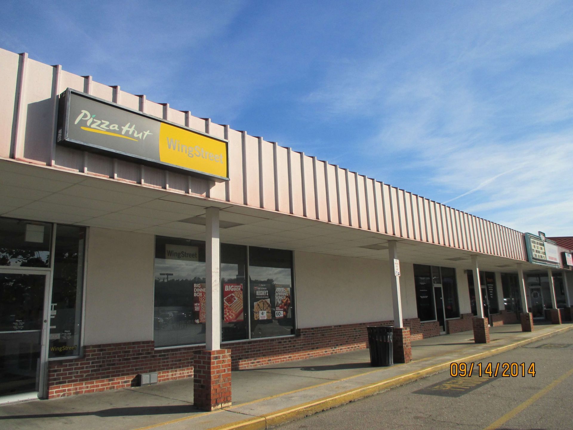 A pizza hut restaurant is located in a shopping center