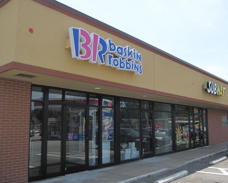 A brown building with a sign that says br baskin robbins