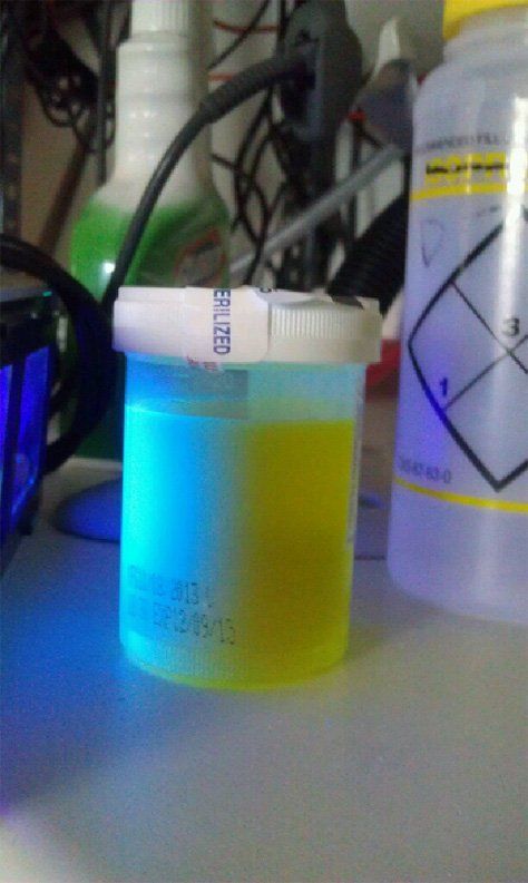 A blue and yellow container with a label that says ' usado ' on it