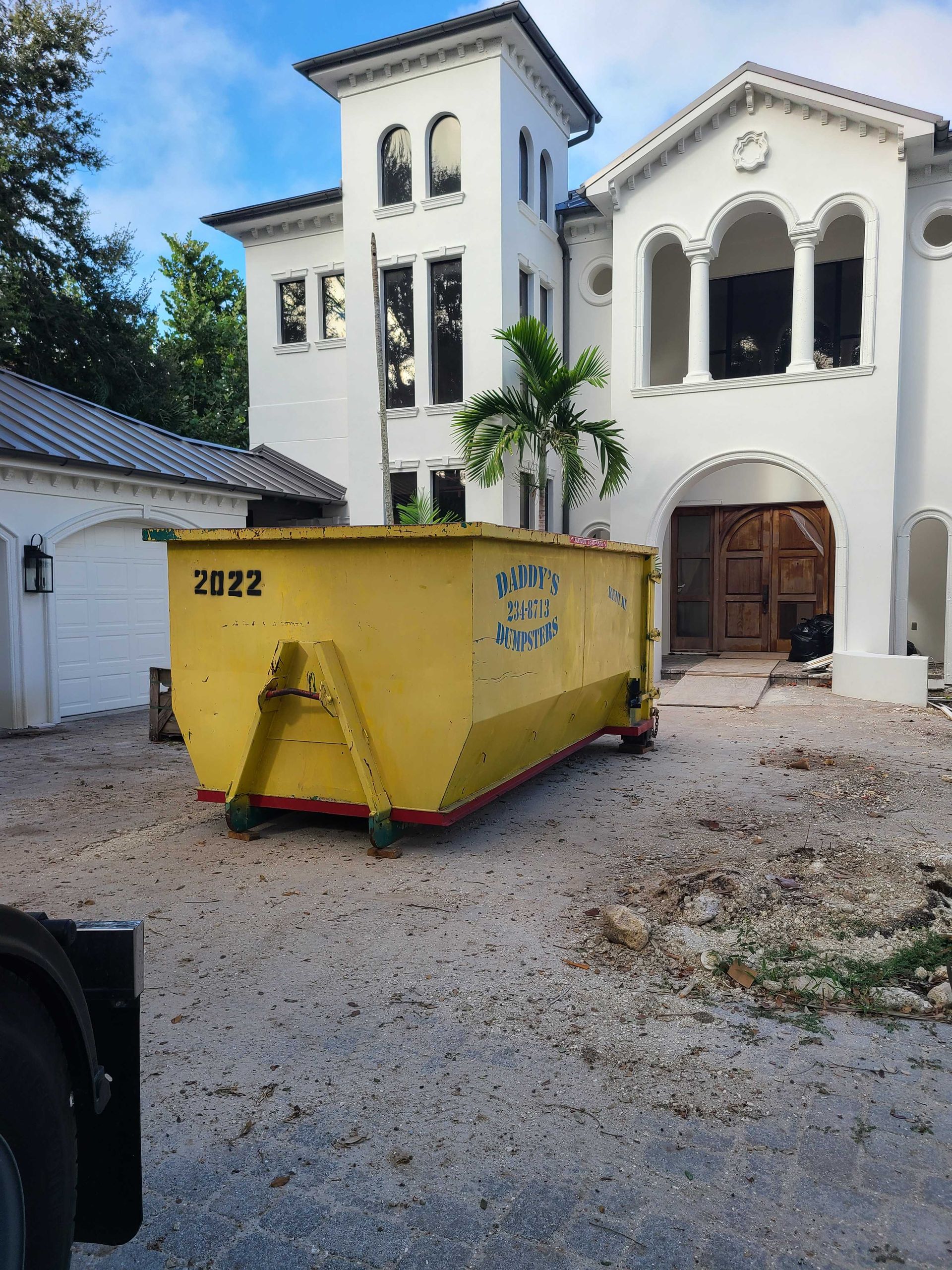 20-yard dumpster ready for Sarasota cleanouts, remodels, and moves. Same day delivery from Daddy’s