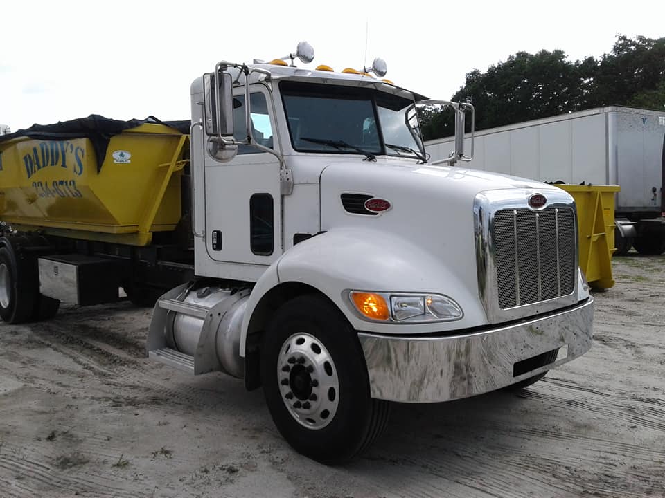 White Dumpster truck. Roll-Off Dumpster Rental in Sarasota.