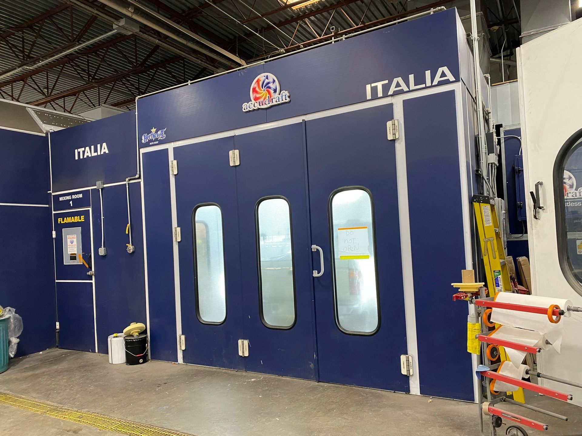 A blue and white building with the word italia on it