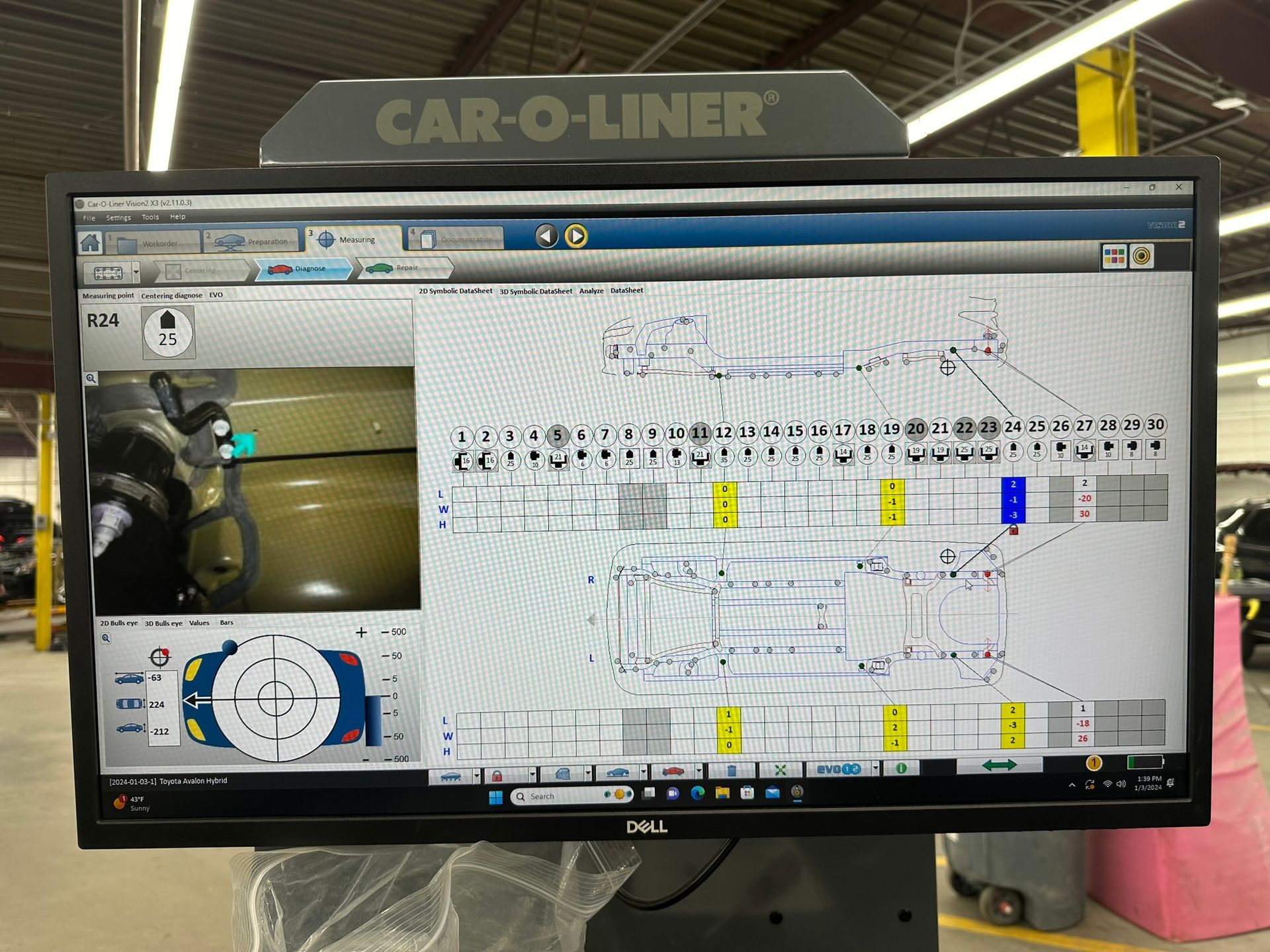A car o-liner monitor shows a picture of a car
