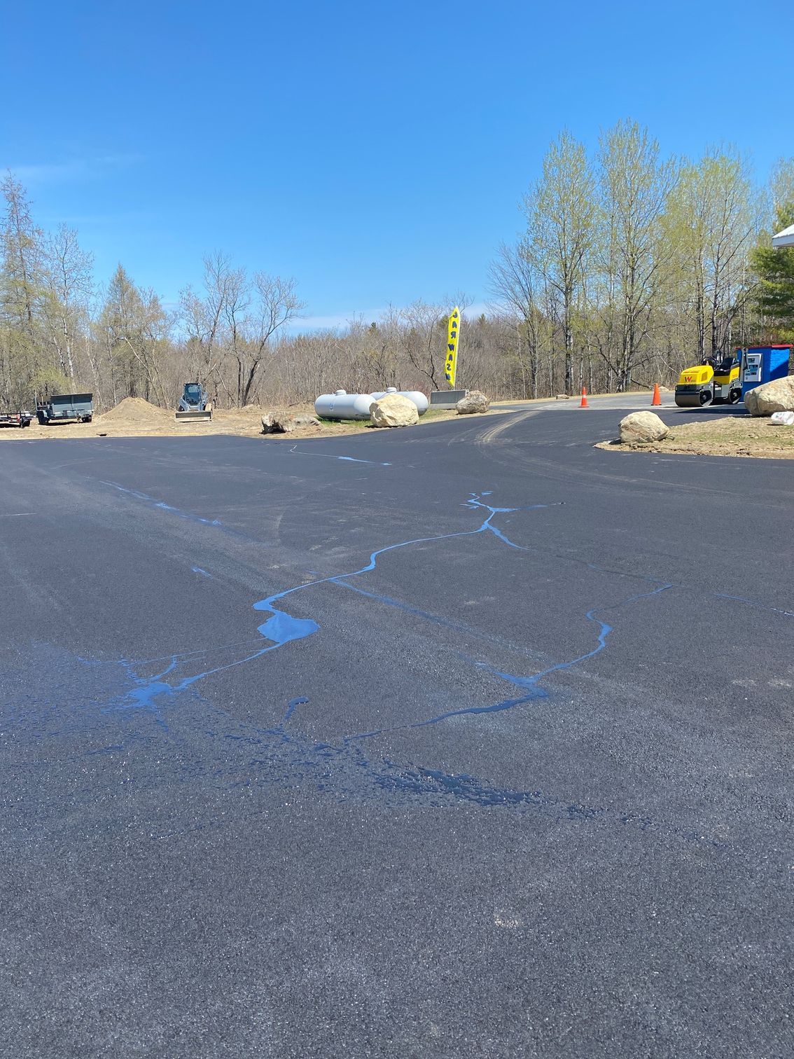 A parking lot with a lot of cars parked in it