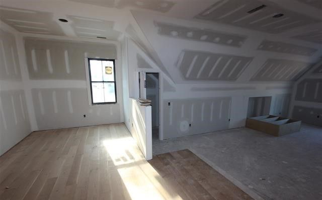 An empty room with a window and a sign that says ' gd ' on it