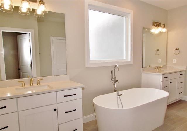 A bathroom with two sinks and a bathtub.
