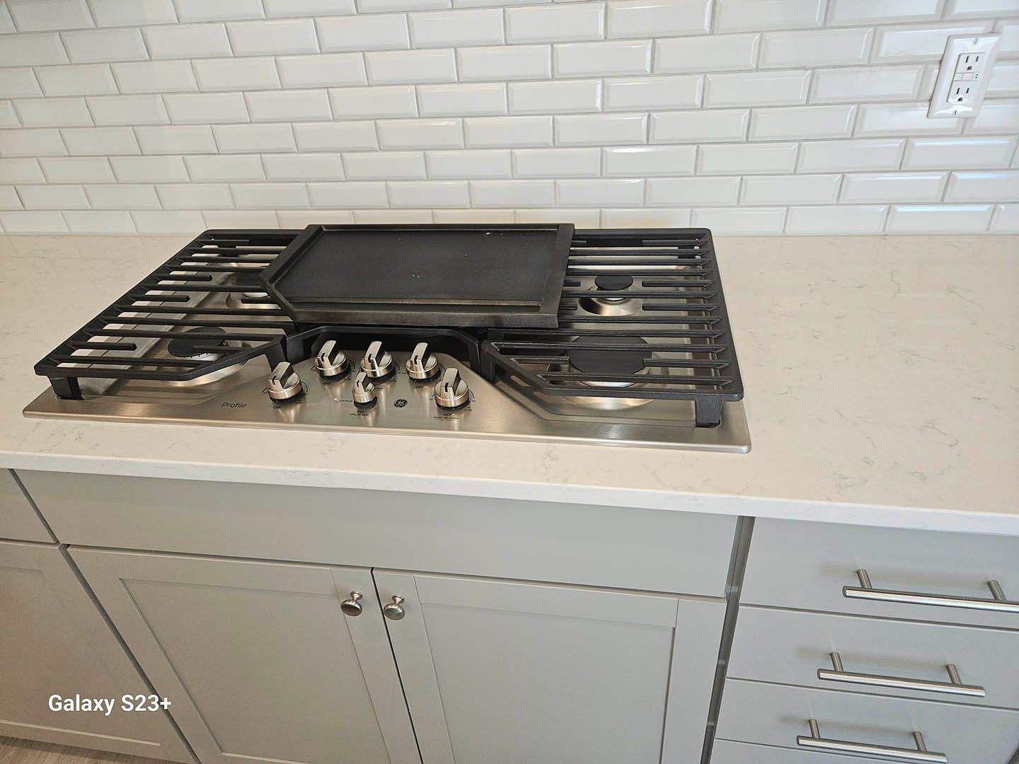 A stove top oven with a grill on top of it